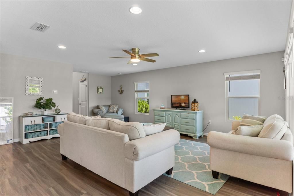 На продажу: $447,490 (4 спален, 3 ванн, 2495 Квадратных фут)