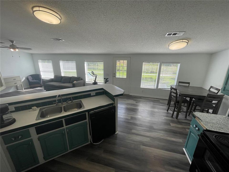 На продажу: $155,000 (3 спален, 2 ванн, 1648 Квадратных фут)