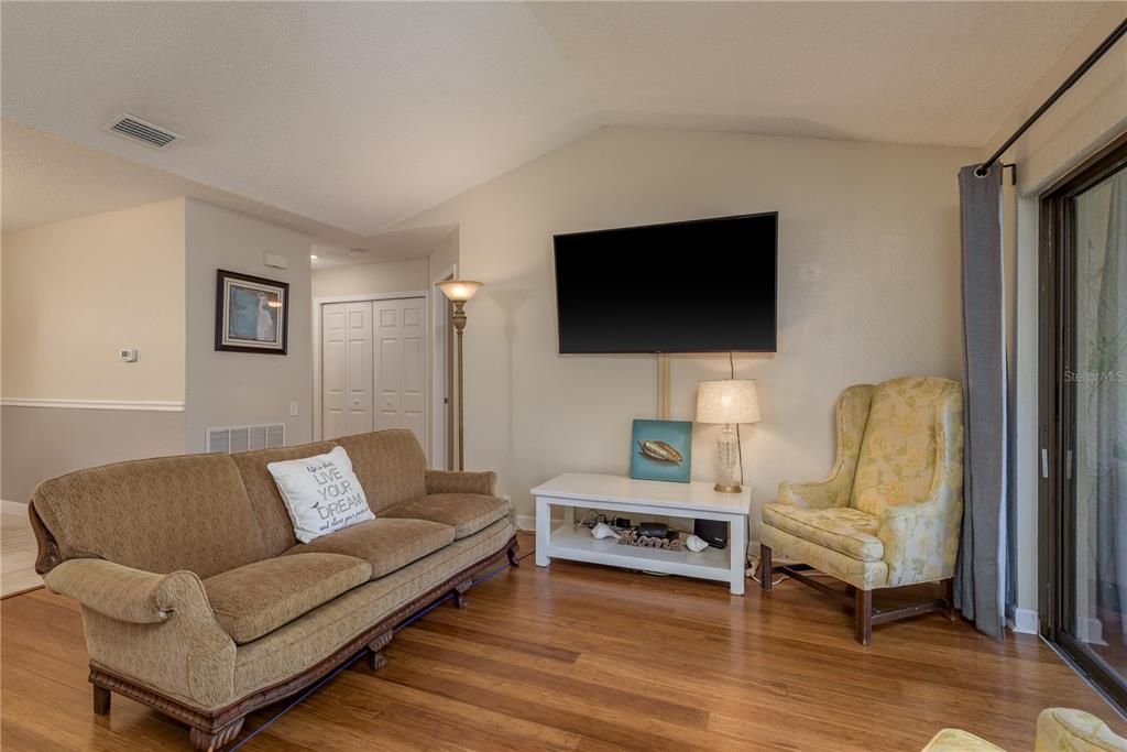 На продажу: $273,000 (2 спален, 1 ванн, 1020 Квадратных фут)