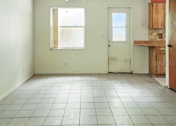 Под контрактом: $114,400 (3 спален, 1 ванн, 1092 Квадратных фут)