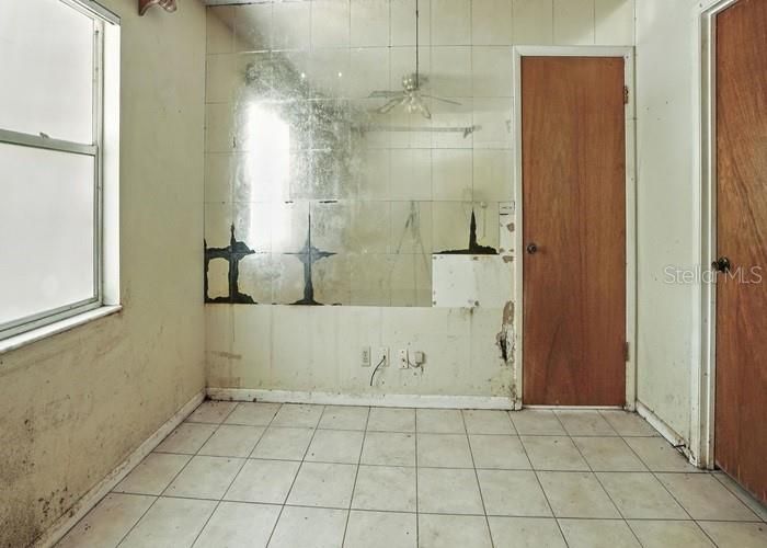 Под контрактом: $114,400 (3 спален, 1 ванн, 1092 Квадратных фут)