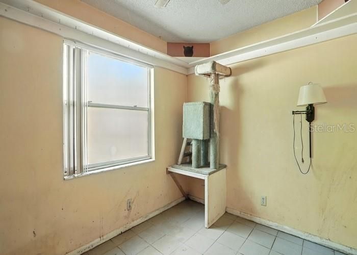 Под контрактом: $114,400 (3 спален, 1 ванн, 1092 Квадратных фут)