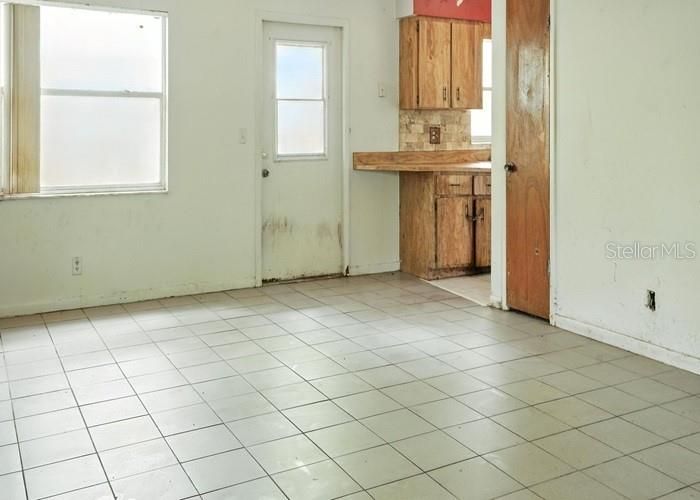 Под контрактом: $114,400 (3 спален, 1 ванн, 1092 Квадратных фут)