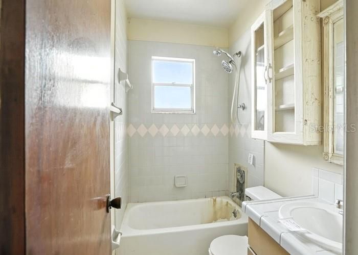 Под контрактом: $114,400 (3 спален, 1 ванн, 1092 Квадратных фут)