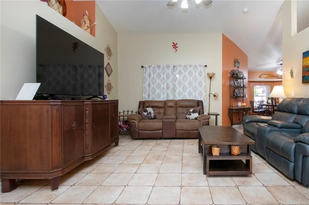 合同活跃: $499,500 (3 贝兹, 2 浴室, 1704 平方英尺)