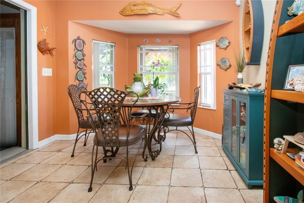 合同活跃: $499,500 (3 贝兹, 2 浴室, 1704 平方英尺)