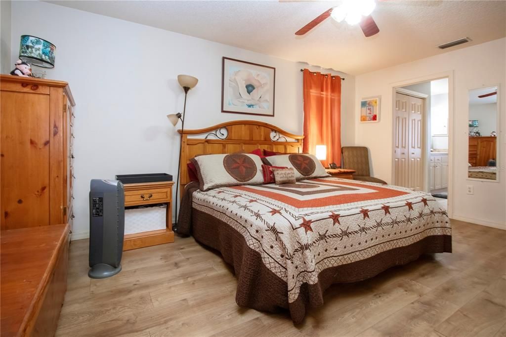 合同活跃: $499,500 (3 贝兹, 2 浴室, 1704 平方英尺)