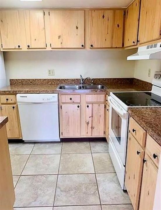 Activo con contrato: $1,600 (3 camas, 2 baños, 1187 Pies cuadrados)