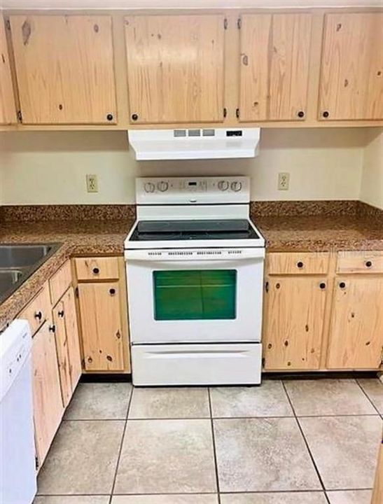 Activo con contrato: $1,600 (3 camas, 2 baños, 1187 Pies cuadrados)