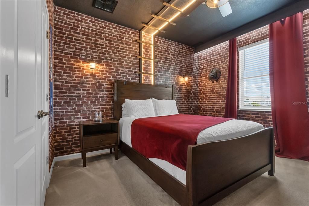 合同活跃: $1,550,000 (15 贝兹, 15 浴室, 6557 平方英尺)