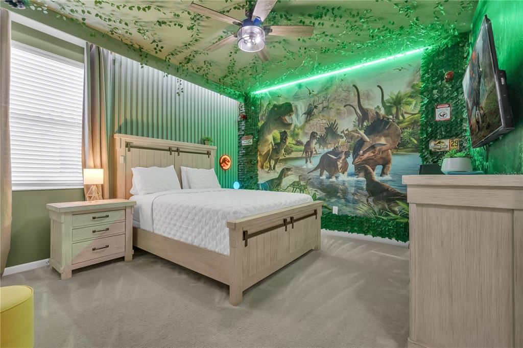 合同活跃: $1,550,000 (15 贝兹, 15 浴室, 6557 平方英尺)