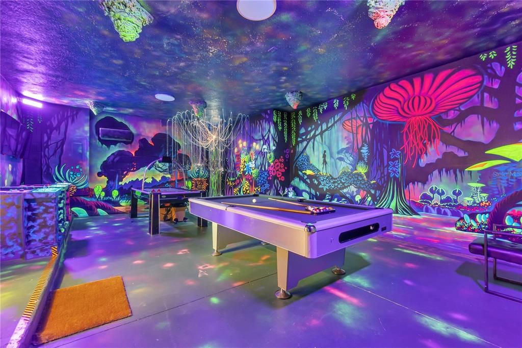 合同活跃: $1,550,000 (15 贝兹, 15 浴室, 6557 平方英尺)