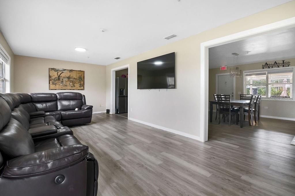 For Sale: $375,000 (7 beds, 5 baths, 3325 Square Feet)