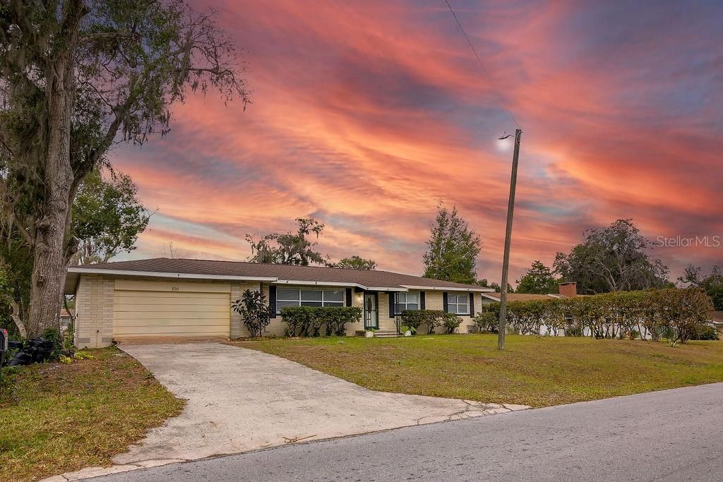 For Sale: $375,000 (7 beds, 5 baths, 3325 Square Feet)