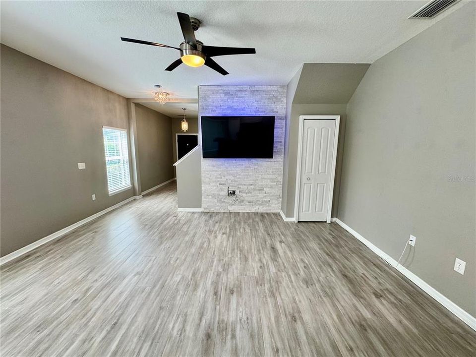 Active With Contract: $224,500 (3 beds, 3 baths, 1572 Square Feet)