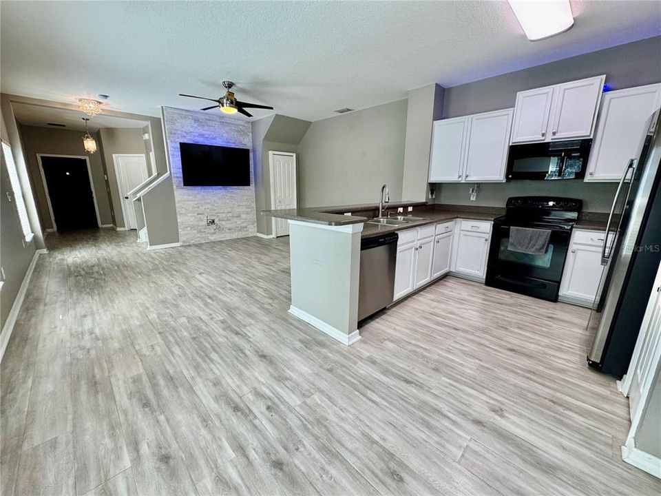 Active With Contract: $224,500 (3 beds, 3 baths, 1572 Square Feet)