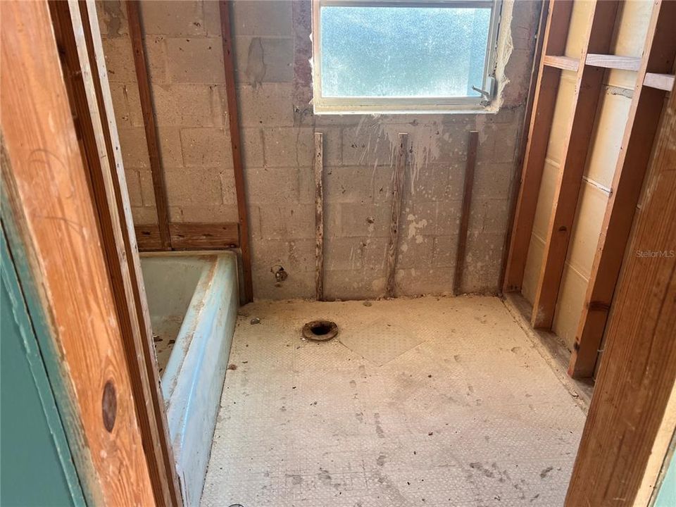 Activo con contrato: $165,000 (4 camas, 2 baños, 1501 Pies cuadrados)