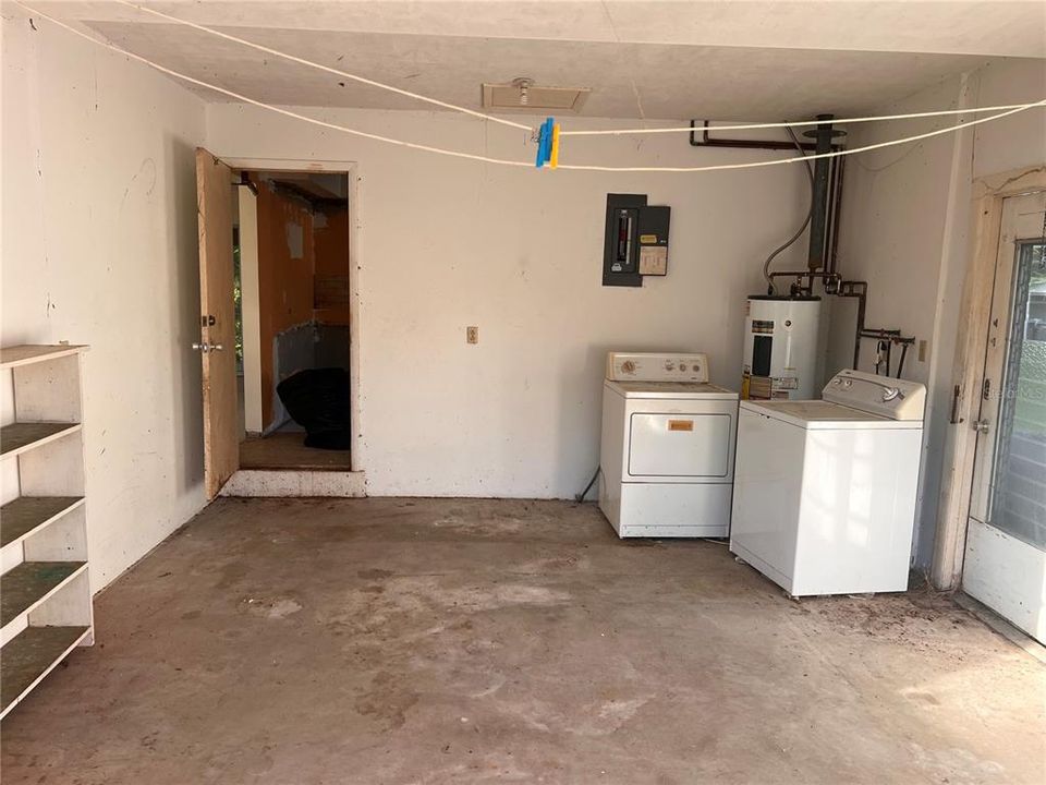 Activo con contrato: $165,000 (4 camas, 2 baños, 1501 Pies cuadrados)