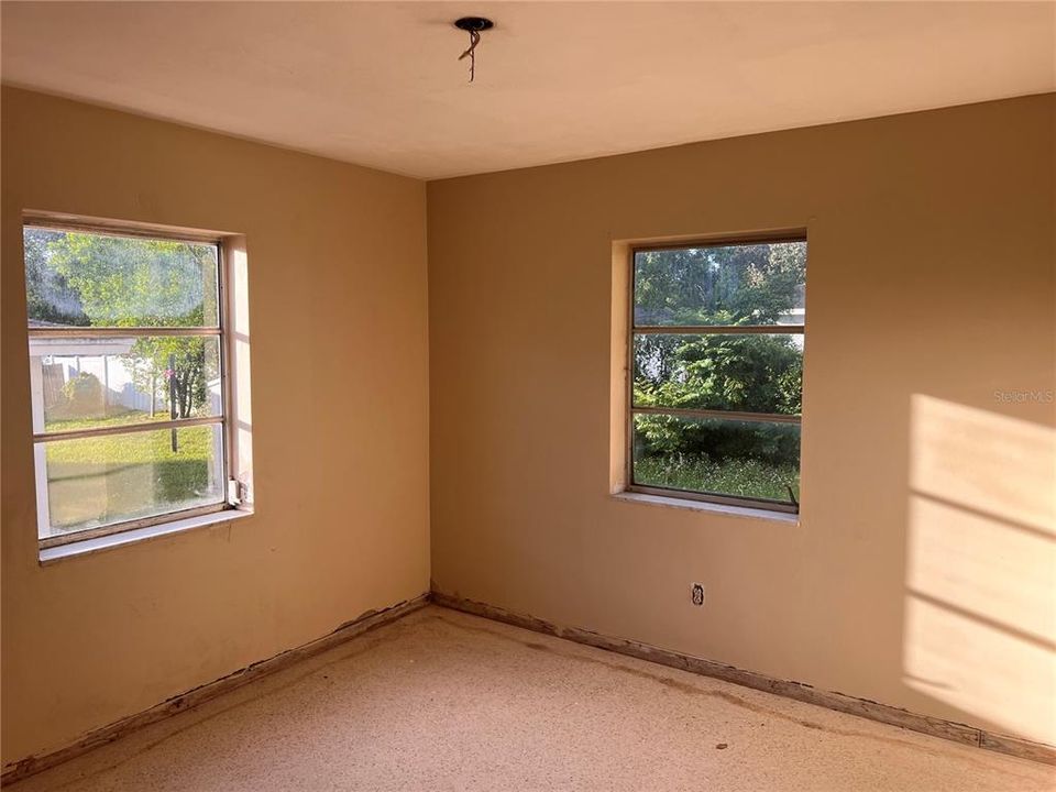 Activo con contrato: $165,000 (4 camas, 2 baños, 1501 Pies cuadrados)