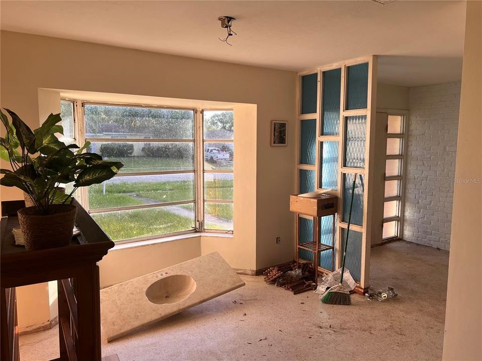 Activo con contrato: $165,000 (4 camas, 2 baños, 1501 Pies cuadrados)