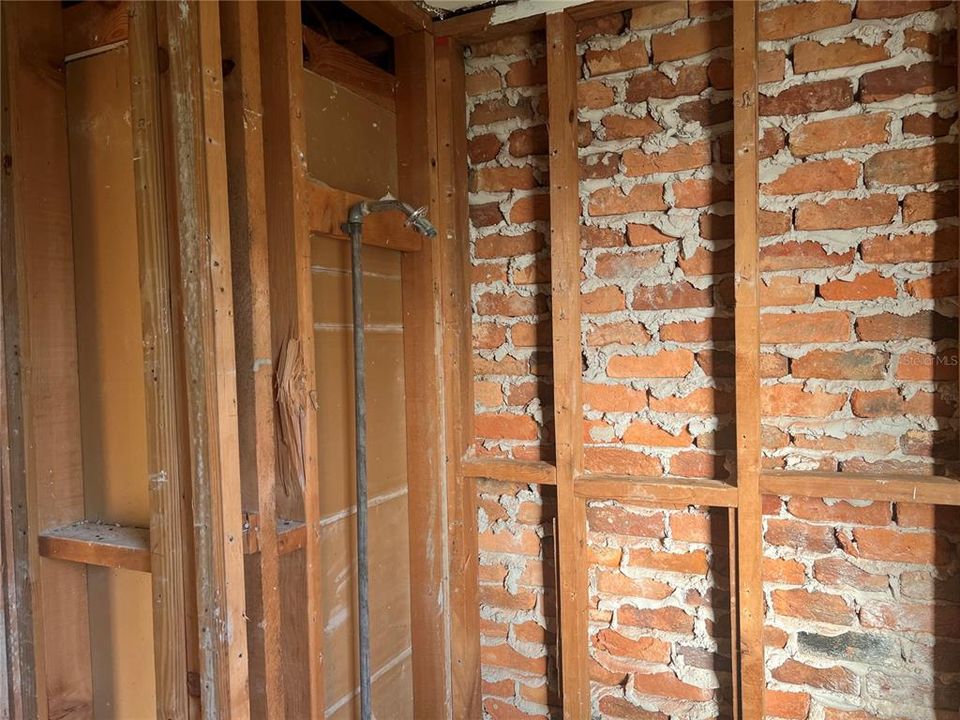 Activo con contrato: $165,000 (4 camas, 2 baños, 1501 Pies cuadrados)