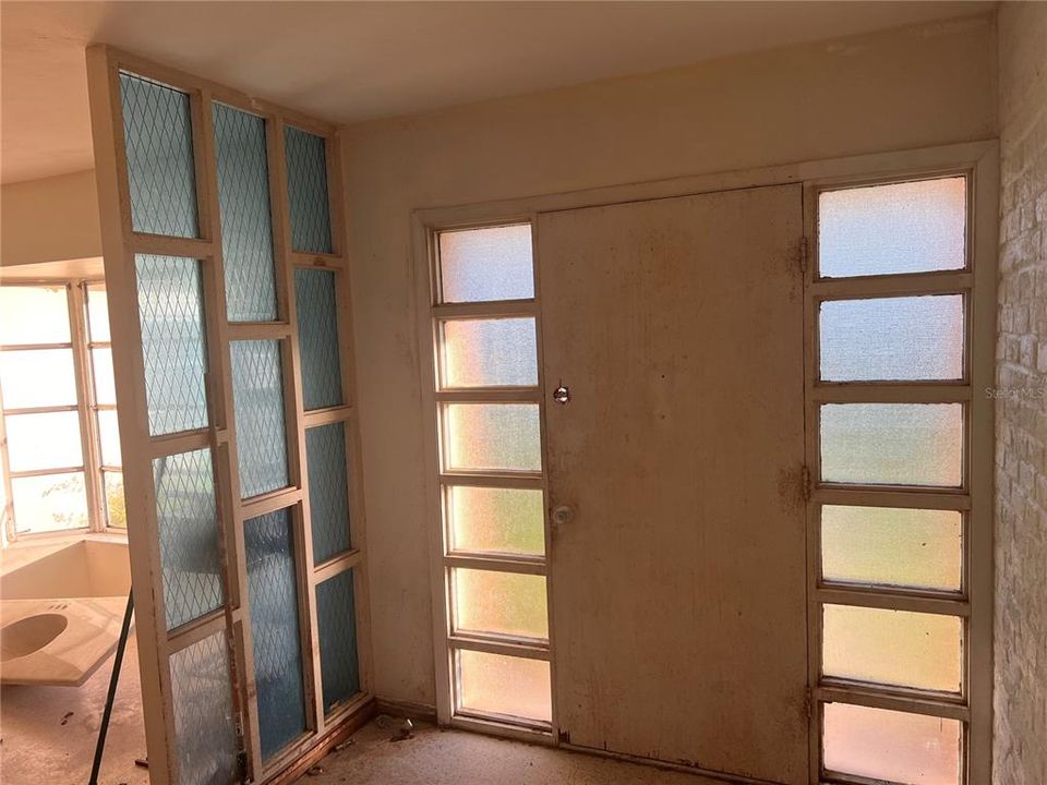 Activo con contrato: $165,000 (4 camas, 2 baños, 1501 Pies cuadrados)