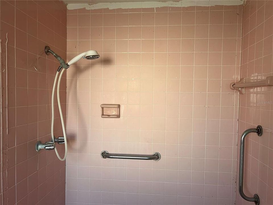 Activo con contrato: $165,000 (4 camas, 2 baños, 1501 Pies cuadrados)