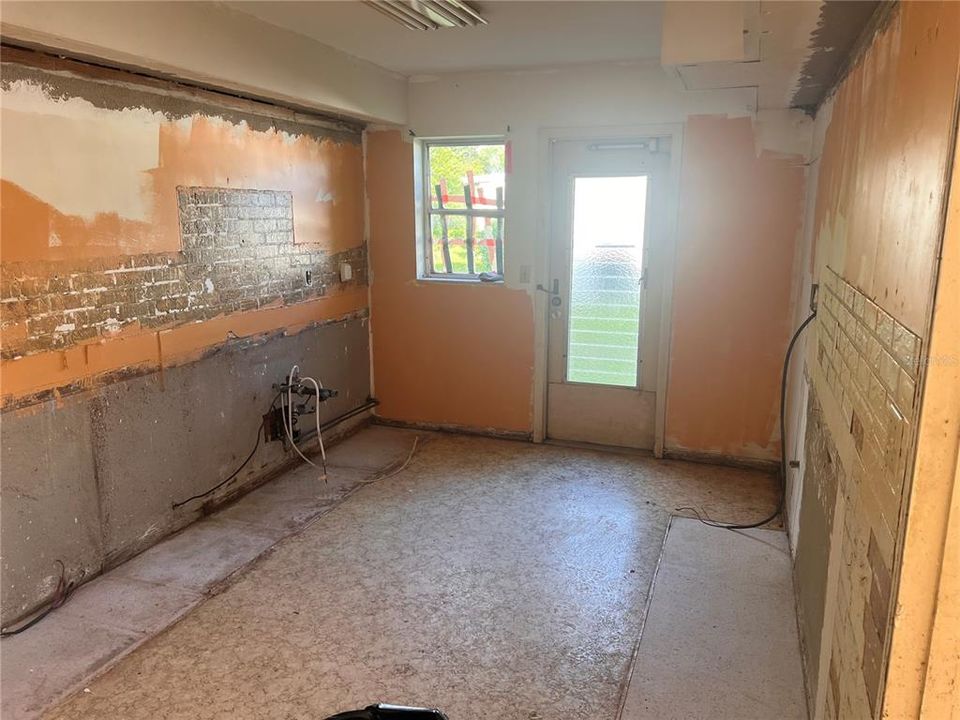 Activo con contrato: $165,000 (4 camas, 2 baños, 1501 Pies cuadrados)