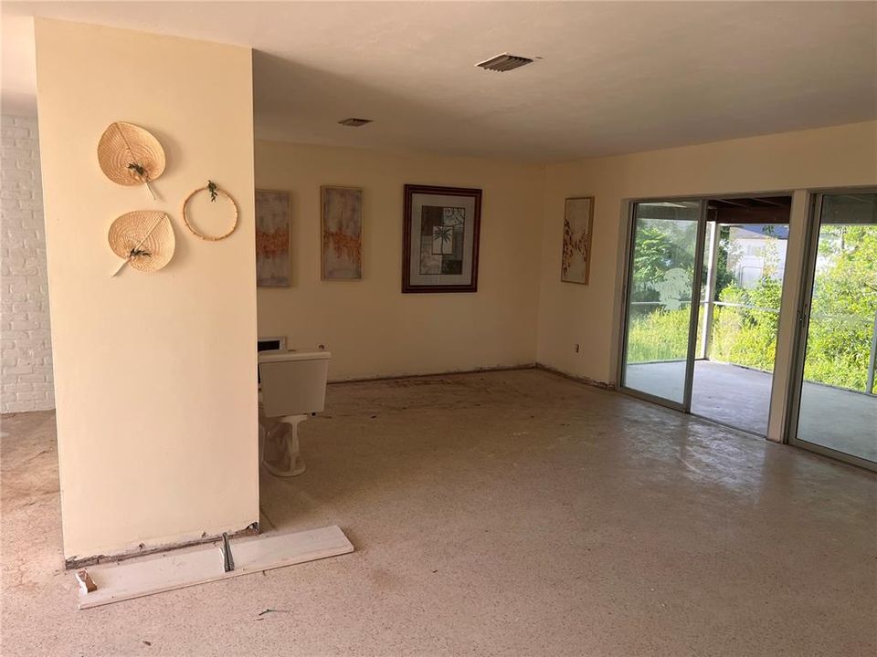 Activo con contrato: $165,000 (4 camas, 2 baños, 1501 Pies cuadrados)