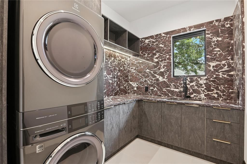 For Sale: $7,995,000 (5 beds, 6 baths, 6937 Square Feet)