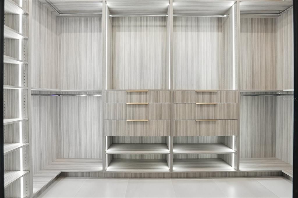 For Sale: $7,995,000 (5 beds, 6 baths, 6937 Square Feet)