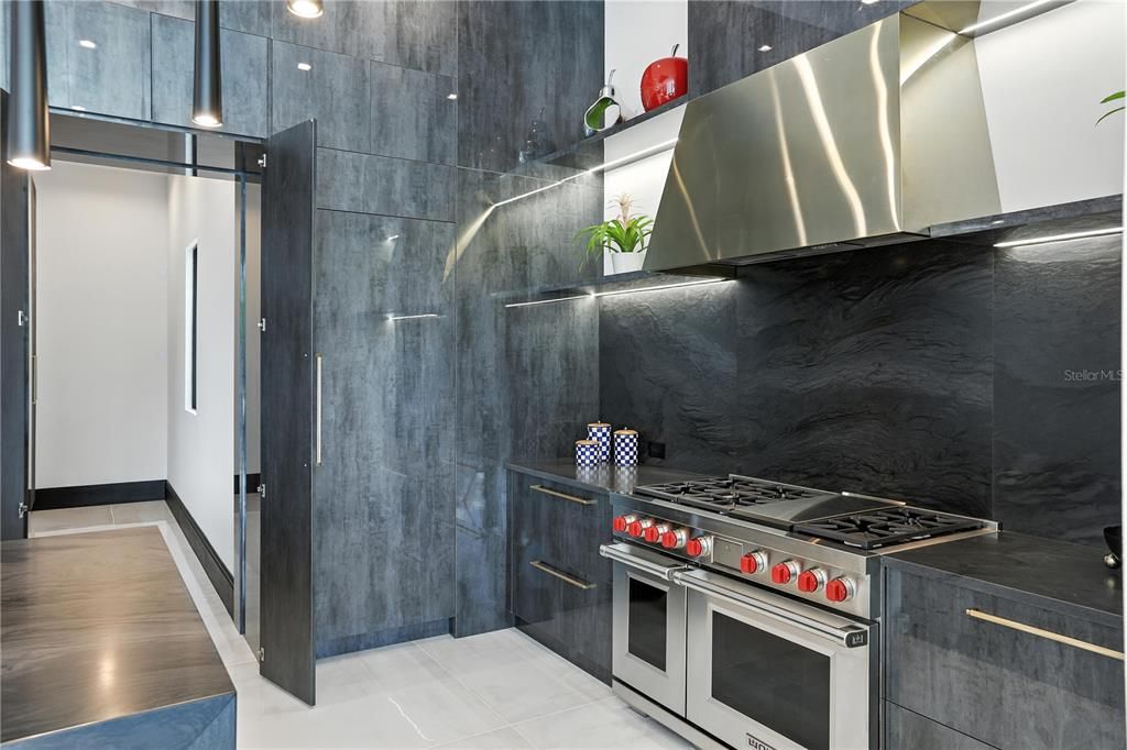 For Sale: $7,995,000 (5 beds, 6 baths, 6937 Square Feet)