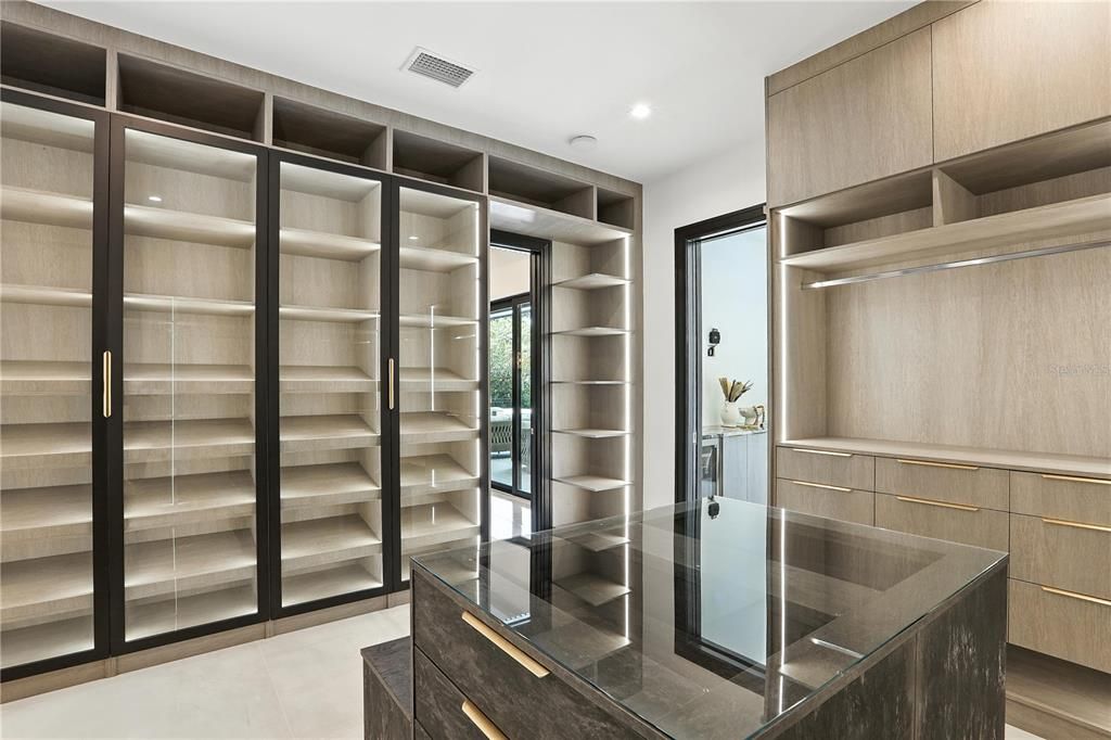 For Sale: $7,995,000 (5 beds, 6 baths, 6937 Square Feet)