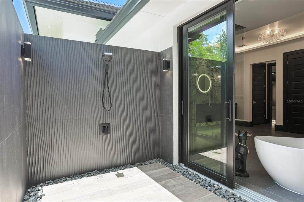 For Sale: $7,995,000 (5 beds, 6 baths, 6937 Square Feet)