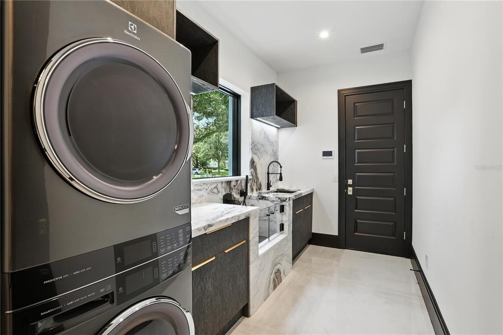 For Sale: $7,995,000 (5 beds, 6 baths, 6937 Square Feet)