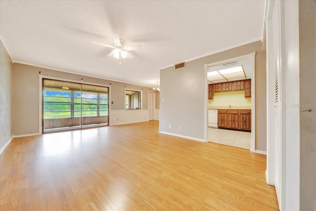 合同活跃: $79,000 (1 贝兹, 1 浴室, 822 平方英尺)