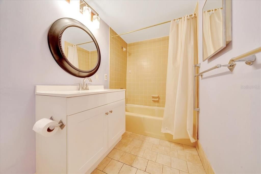 合同活跃: $79,000 (1 贝兹, 1 浴室, 822 平方英尺)