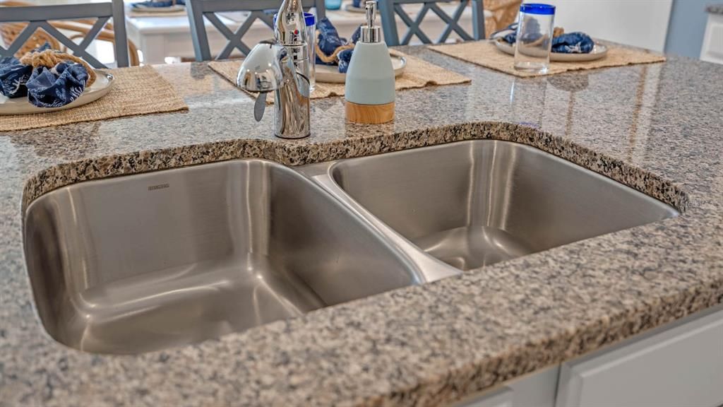 Activo con contrato: $321,990 (4 camas, 2 baños, 1828 Pies cuadrados)