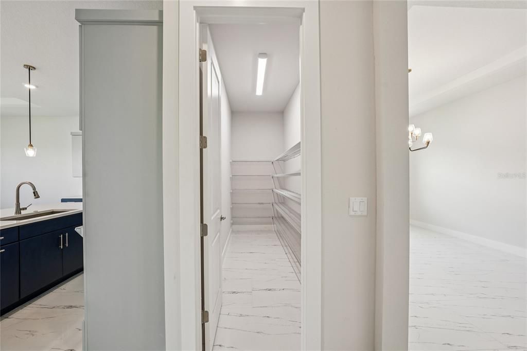 На продажу: $1,164,000 (6 спален, 5 ванн, 4977 Квадратных фут)