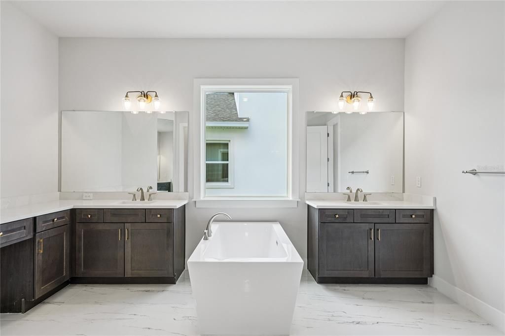 На продажу: $1,164,000 (6 спален, 5 ванн, 4977 Квадратных фут)