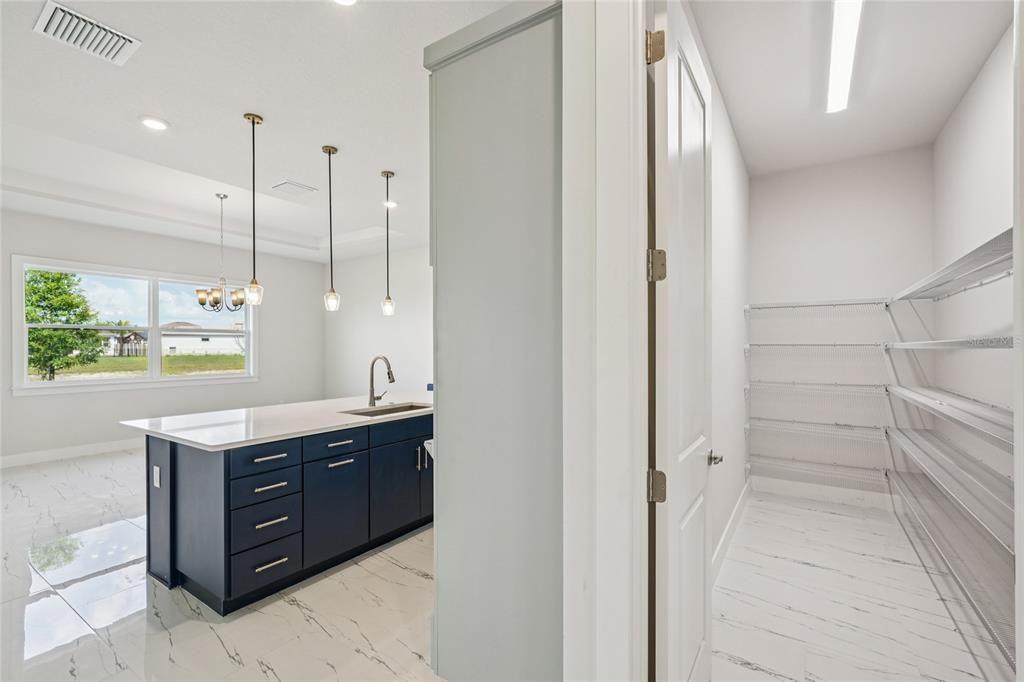 На продажу: $1,164,000 (6 спален, 5 ванн, 4977 Квадратных фут)