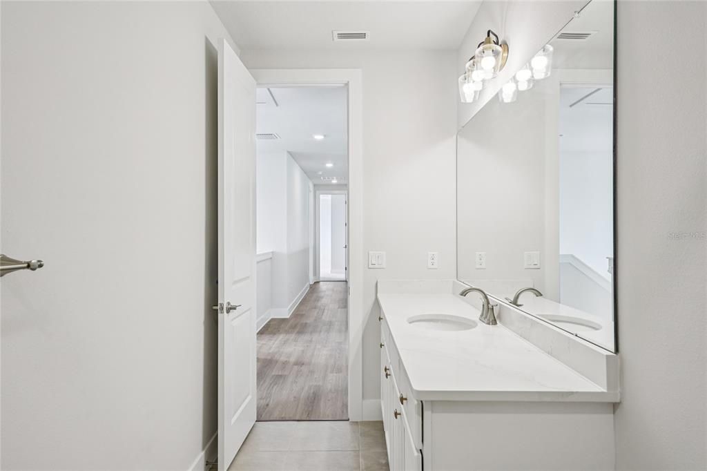 На продажу: $1,164,000 (6 спален, 5 ванн, 4977 Квадратных фут)