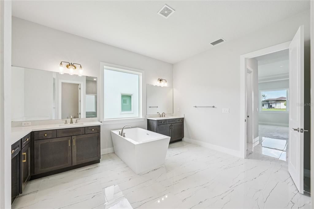 На продажу: $1,164,000 (6 спален, 5 ванн, 4977 Квадратных фут)