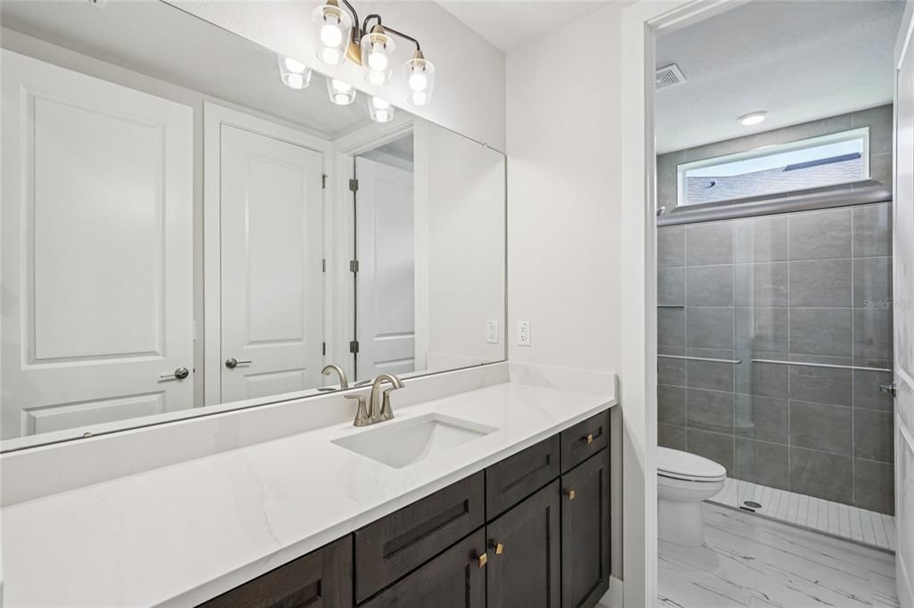 На продажу: $1,164,000 (6 спален, 5 ванн, 4977 Квадратных фут)