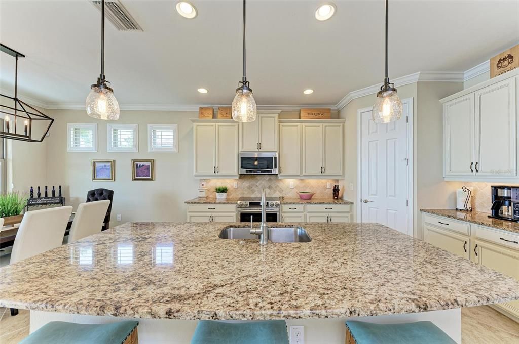 Под контрактом: $774,900 (4 спален, 3 ванн, 2431 Квадратных фут)