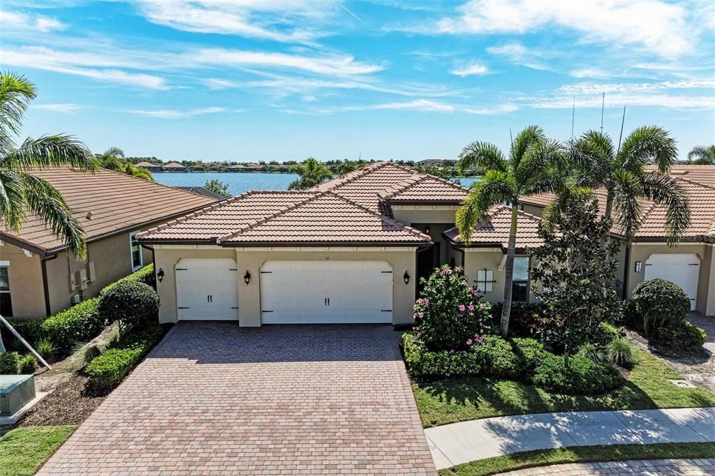 Под контрактом: $774,900 (4 спален, 3 ванн, 2431 Квадратных фут)