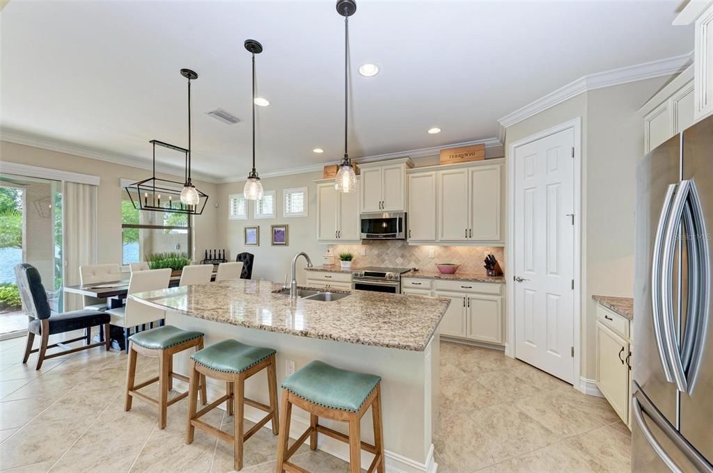 Под контрактом: $774,900 (4 спален, 3 ванн, 2431 Квадратных фут)