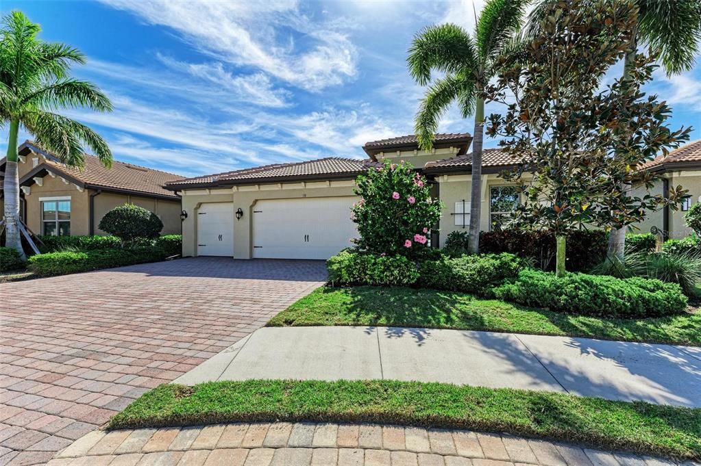 Под контрактом: $774,900 (4 спален, 3 ванн, 2431 Квадратных фут)