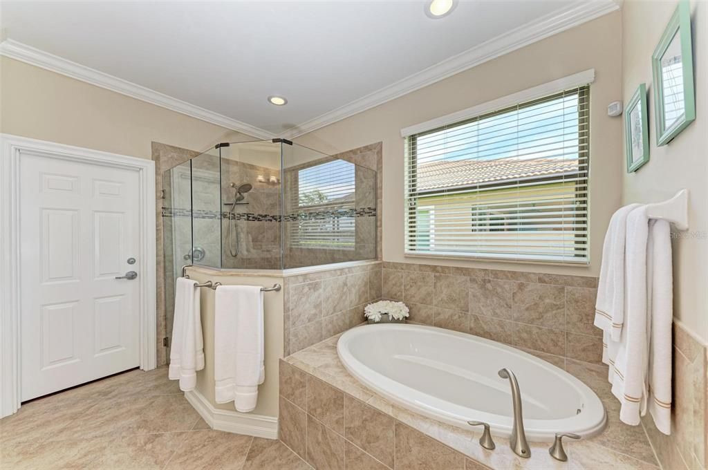 Под контрактом: $774,900 (4 спален, 3 ванн, 2431 Квадратных фут)