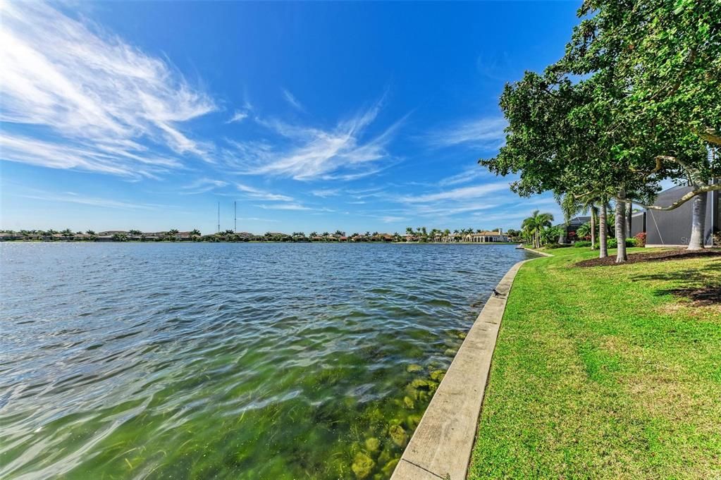 Под контрактом: $774,900 (4 спален, 3 ванн, 2431 Квадратных фут)